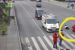 Жінка проїхала на капоті кілька метрів: з'явилося відео ДТП на пішохідному переході у Луцьку