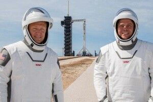 Американські астронавти вже гуляють на борту корабля
