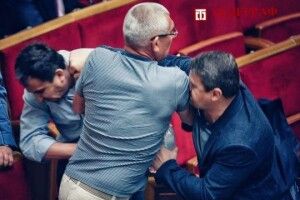 У Раді нардеп від «Батьківщини» пішов навкулачки на «слугу народу»