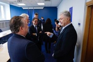 «Вражений відвертістю»: Порошенко зустрівся із послами Євросоюзу