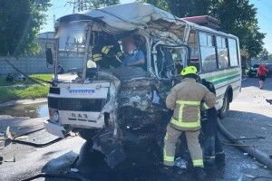 Влетів у цистерну: на Рівненщині в аварію потрапив автобус з людьми, серед травмованих - вагітна з дитиною