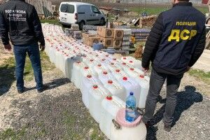 Під Луцьком чоловік розливав горілку в антисанітарних умовах (Фото)
