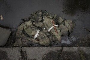 Російські окупанти переодягаються у цивільний одяг, щоб втекти з Херсонщини