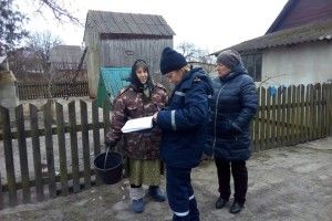 Бійчиня ДСНС напучувала волинянку з порожнім відром, як тій не стати жертвою червоного півня (фото)