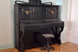 Луцька родина подарувала музею раритетне піаніно