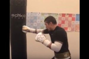 Усик показав підготовку до бою під пісню Цоя та з синьо-жовтою капою (Відео)