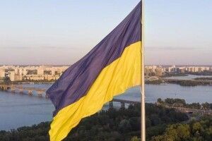 У Києві сьогодні приспустили головний прапор України