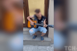 У Львові хлопця, який виконував пісні Цоя, відправили до притулку 
