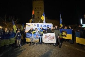 Школярі Луцька разом з громадою вітали військового, який повернувся з полону (Фото)