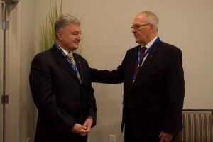 Порошенко на зустрічі з Міністром оборони Канади закликав підтримати пришвидшення вступу України в НАТО