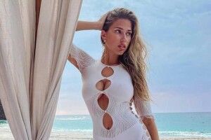Популярна модель знялася у воді в самих стрінгах (Фото 18+)