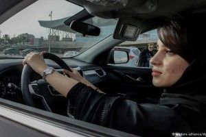 У Саудівській Аравії жінкам дозволили сідати за кермо