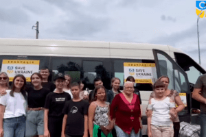 В Україну повернули ще 10 депортованих дітей. Є щемне відео