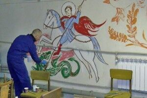 Мистецтво проти війни: Луцькі художники розмальовують бомбосховище (Відео, фото)