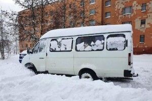 На Рівненщині водій шкільного автобуса сів п’яним за кермо та в’їхав у сніговий замет (Фото)