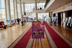 Картини, написані пензлем і серцем: у Луцьку відкрили зворушливу виставку