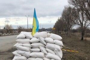 Біля Рівного чоловік підпалив український прапор на блокпості (Відео)