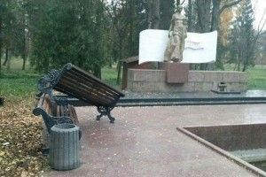 У луцькому парку хтось поперекидав лавки