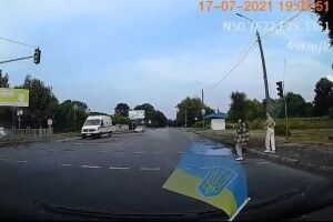 У Луцьку дівчина задивилася у телефон і ледь не потрапила під колеса автомобіля (Відео)