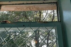 Під час уроку на учня впала віконна рама: фото пораненого хлопчика
