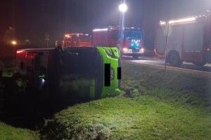 Українці постраждали в ДТП у Польщі: автобус з’їхав у рів і перекинувся (Фото)