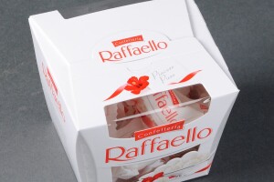 Лучанин відкрито вкрав у «Сім23» коробку «Raffaello», його судили