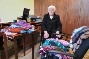 Пенсіонерка з Дрогобича власноруч зв’язала 380 пар шкарпеток для українських воїнів