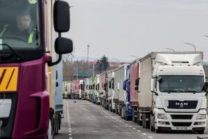 Польські фермери не пропускають вантажівки, які слідують в бік Польщі з Волині