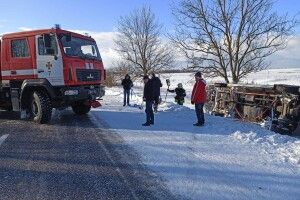 На Волині рятувальники витягли автомобіль, що перевернувся (Фото, Відео)
