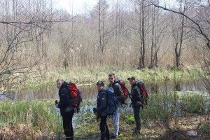 Підкормільські юннати вивчали первоцвіти, досліджували якість води у Бистриці та наминали смажене на вогні сало