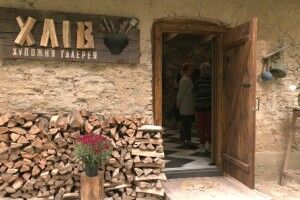 На Рівненщині художник створив галерею в хліві (Фото)