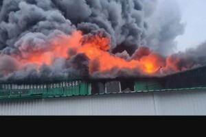  На Волині після удару російської ракети «Герань-5» по підприємству вирує сильна пожежа