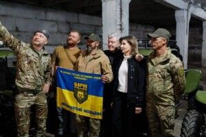 Бути серед своїх: Порошенко в день народження привіз військовим 40 багі