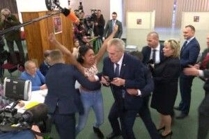«Земан – путінська шльондра!»: голоциця активістка «Femen» атакувала президента Чехії на виборчій дільниці