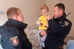 Луцькі поліцейські провідали в лікарні врятовану ними дівчинку, яку горе-батьки забули на морозі