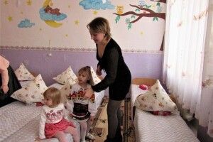 У Семидубський дитсадок Св. Миколай приніс 20 дитячих ліжечок