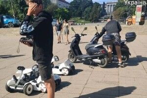 Луцькі муніципали відібрали в підприємців, які катали дітей біля парку, 6 електромобілів