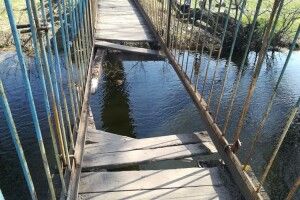 Не витримав підвісний міст через Західний Буг