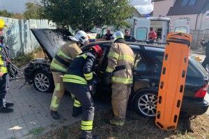 Водійку деблокували рятувальники: у Рівному сталася серйозна аварія (Фото)
