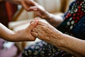 Великодньої ночі патрульні знайшли і доставили додому зниклу напередодні літню лучанку