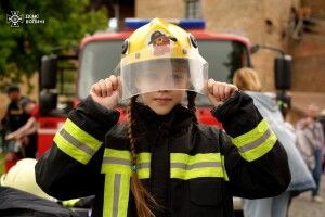 На дитячому святі у Луцькому замку рятувальники провели малечі майстер-клас (Фото)
