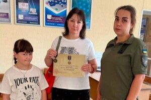 Дружині та доньці безвісти зниклого воїна з Волині вручили відзнаку Міністра оборони 