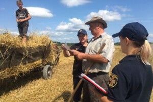 У Запіллі та Куснищах бійці ДСНС вчили хліборобів, як не дати червоному півню склювати зерно нового врожаю (фото)