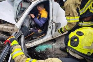 На Волині людей затиснуло в понівеченому авто