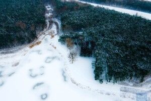 Із висоти показали замерзле волинське озеро огорнуте шлейфом лісів (Фото)