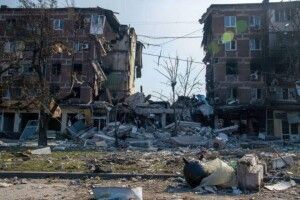Окупанти видають воду маріупольцям за роботу на завалах 