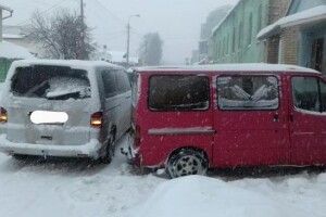 Виїжджав заднім ходом: у Рівному зіткнулись два мікроавтобуси