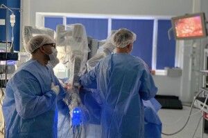 Хірург сидить за пультом: надскладні операції малюкам робить Da Vinci