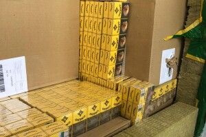 На кордоні з Білоруссю розвантажують чергову фуру з контрабандними цигарками (Фото, відео)