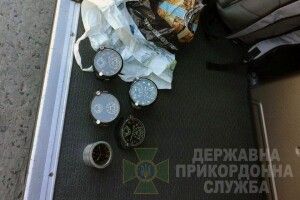 На кордоні з Польщею виявили радіоактивні авіаційні годинники